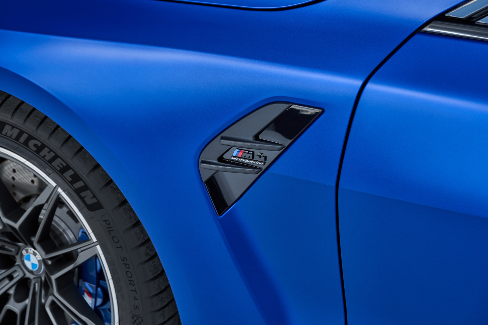 SMALL_P90420246_highRes_the-new-bmw-m4-compe